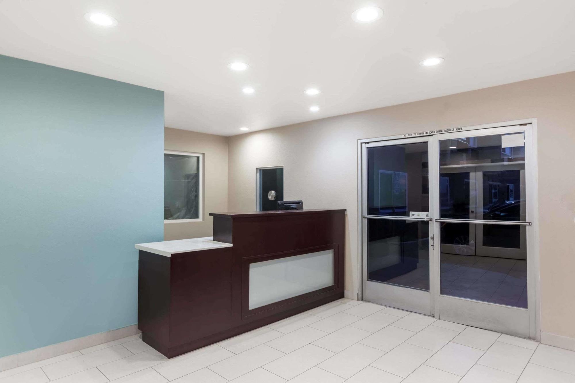 Super 8 By Wyndham San Diego/Imperial Beach Exterior photo