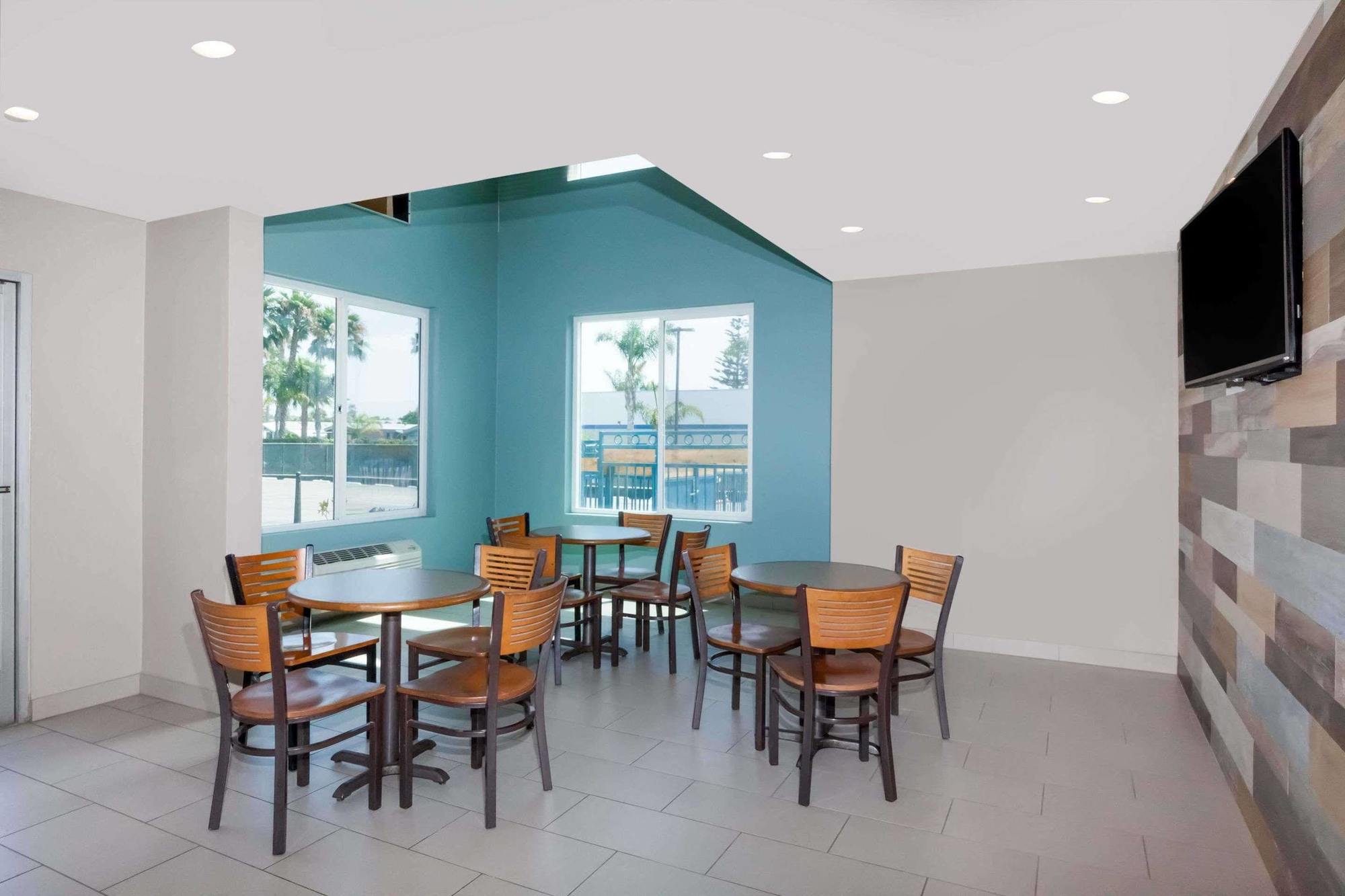 Super 8 By Wyndham San Diego/Imperial Beach Exterior photo